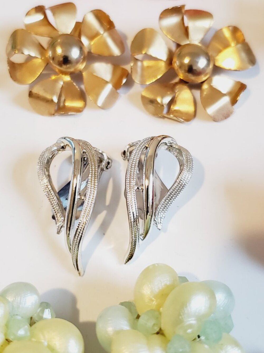 28 Pair of clip on Earrings , items # B-1002-1029, . wt. 289 grams. - Picture 15 of 16